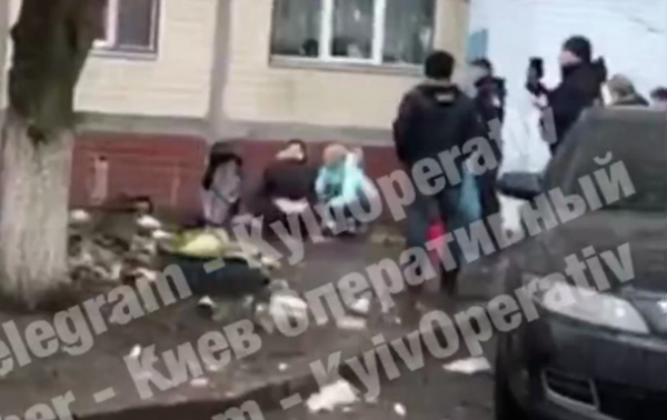В Киеве женщина выбросила ребенка из окна. 18+