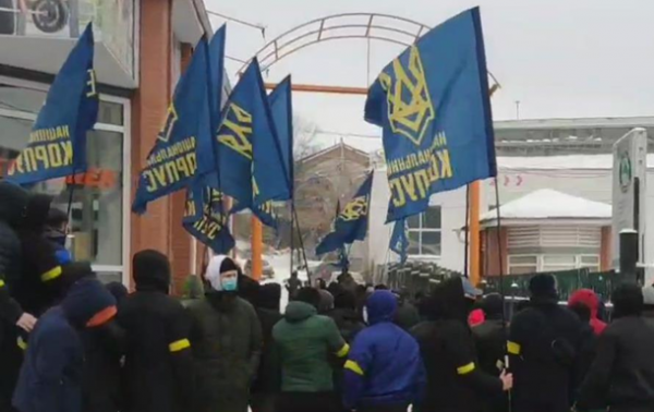 В Киеве Нацкорпус заблокировал "титушек Кивы"