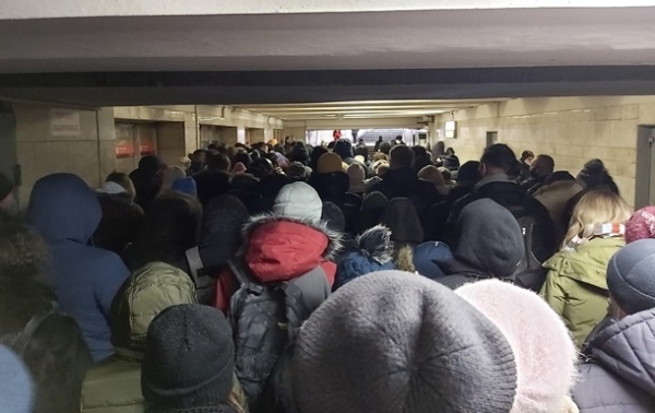 На двух станциях метро Киева образовались огромные очереди