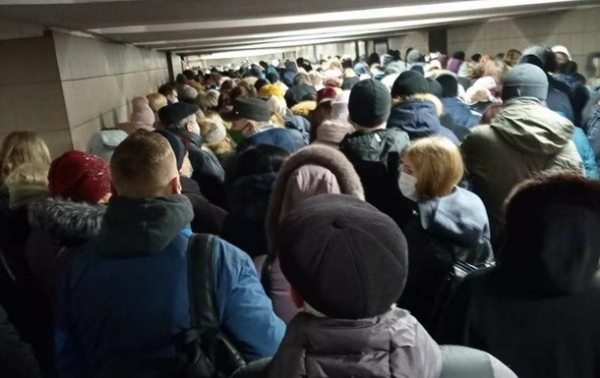 В метро Киева образовалась огромная очередь