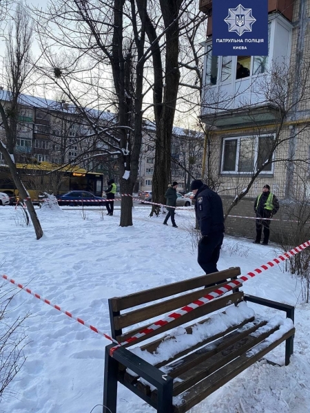 В Киеве мужчина с балкона стрелял по 