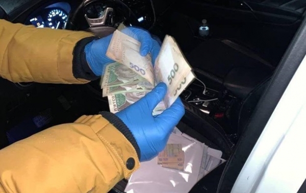 В Киеве задержанный с наркотиками водитель предлагал полицейским взятку