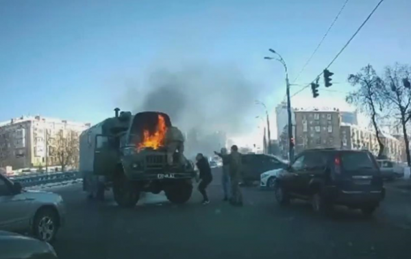 В Киеве на дороге загорелся военный автомобиль
