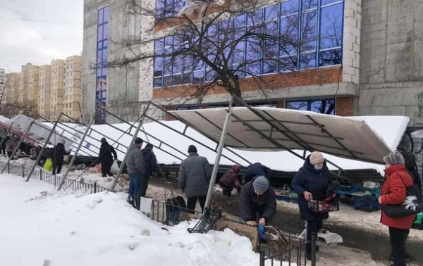 В Киеве на головы людей упал железный навес