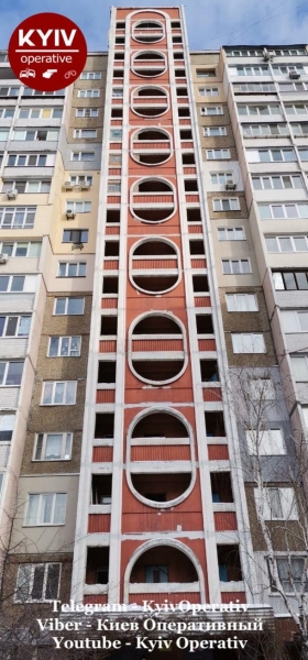 Второй случай за сутки: в Киеве с балкона многоэтажки выпала девочка