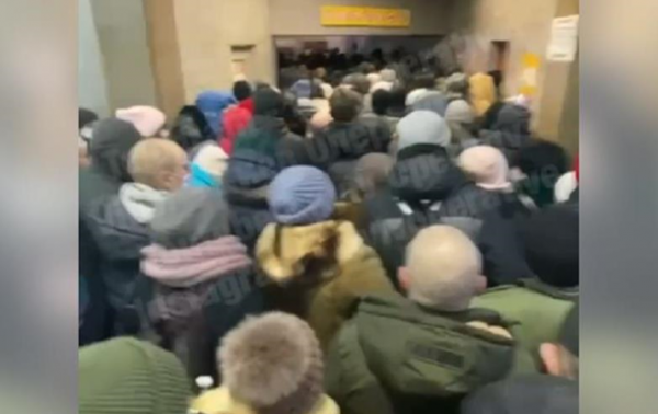 В Киеве образовалась огромная очередь в метро