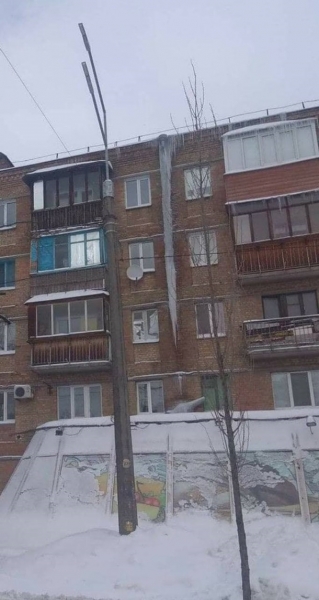 На многоэтажке в Киеве образовалась 10-метровая сосулька - соцсети