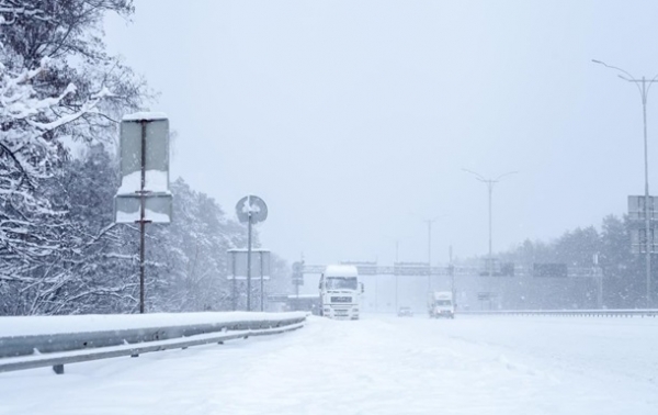 Киев закрыл въезд для грузовиков из-за снегопада