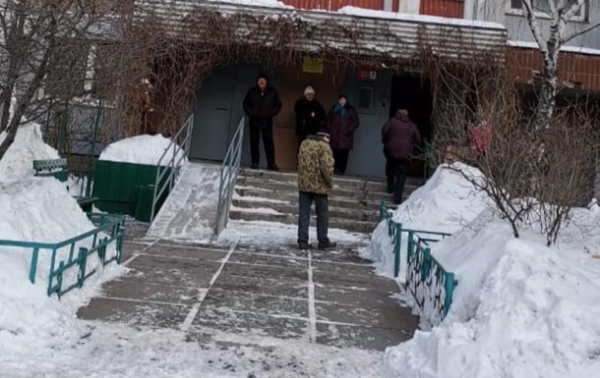 Второй случай за сутки: в Киеве с балкона многоэтажки выпала девочка