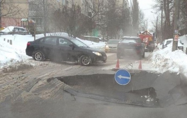 В Киеве провалилась дорога, движение затруднено