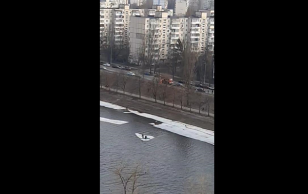 В Киеве пара каталась на отколовшейся льдине