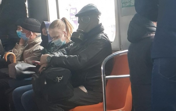 В метро Киева заметили пассажира в противогазе