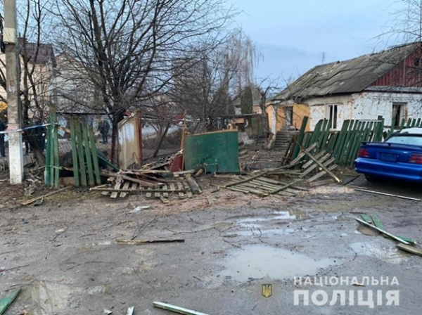 Под Киевом прогремел взрыв: повреждены несколько машин и домов