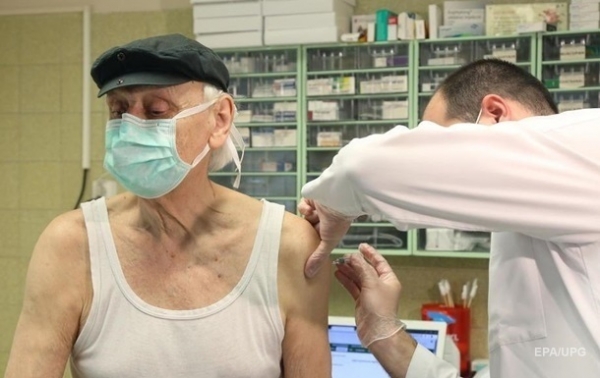 В Киеве начали вакцинировать людей старше 80 лет