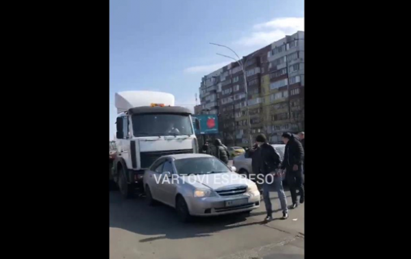В Киеве грузовик несколько раз таранил легковушку