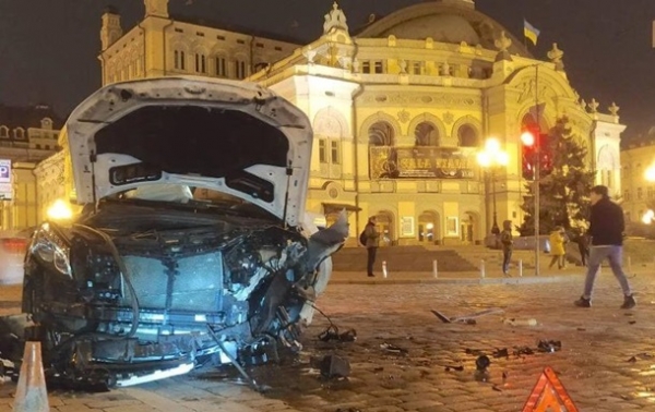 В центре Киева произошло лобовое столкновение авто