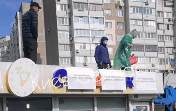 В Киеве мужчина на крыше киоска угрожал самосожжением