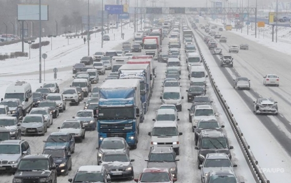 В Киев ограничили въезд транспорта из-за снегопада