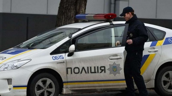 В Киеве мужчина на первом свидании угрожал девушке и ее подруге пистолетом