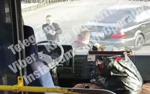 В Киеве маршрутчик заставил убегать водителя с пистолетом. Видео