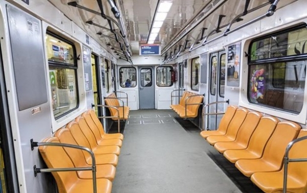 Опустевшее метро Киева в локдаун: фоторепортаж