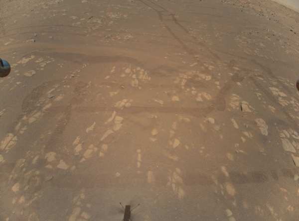 Вертолет Ingenuity прислал первое цветное фото, сделанное на Марсе