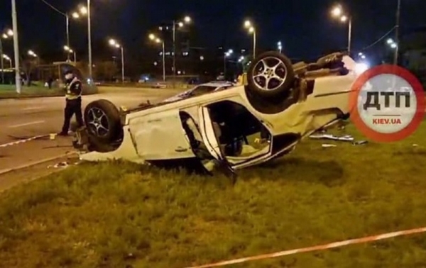 В Киеве на большой скорости перевернулось авто: погибла женщина