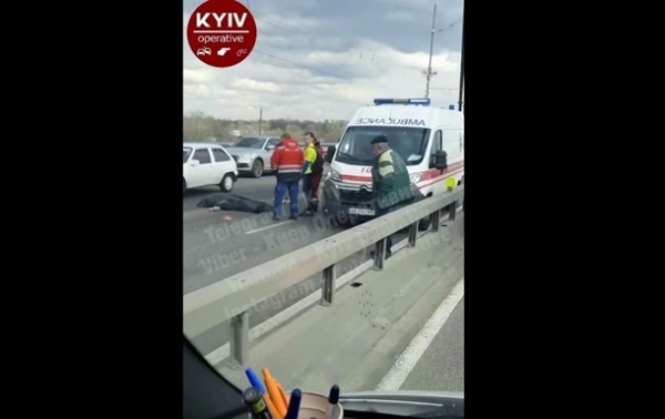 В Киеве с моста на дорогу упал человек