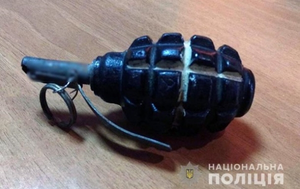 В Киеве пьяный угрожал взорвать гранатой коммунальное предприятие