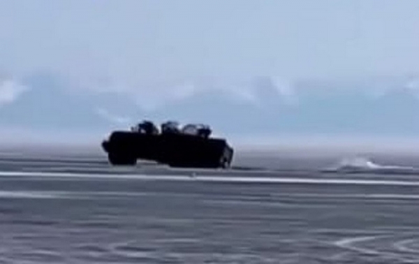 На Байкале под лед провалились два грузовика. Видео