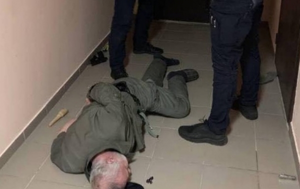 В Киеве мужчина дважды стрелял из окна дома, его задержали