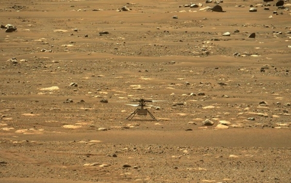 Вертолет Ingenuity прислал первое цветное фото, сделанное на Марсе