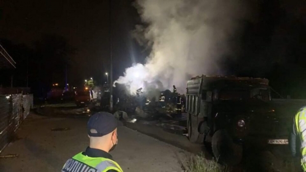 На выезде из Киева после ДТП загорелся грузовик и легковушка