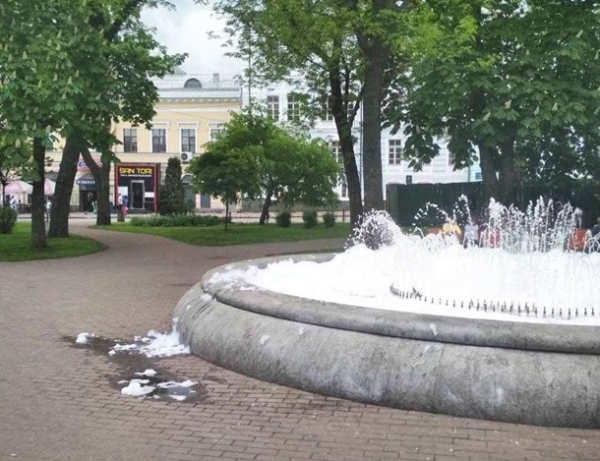 В первый день работы фонтанов в Киеве в один налили мыла