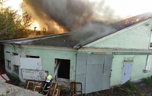 В Киеве пожар на складе тушили более 30 спасателей