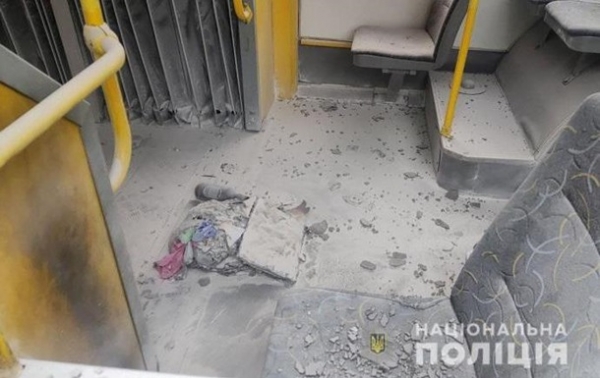В Киеве от "коктейля Молотова" загорелся троллейбус с пассажирами