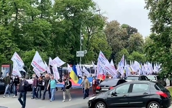 Ивесторы банка Аркада снова митингуют в центре Киева