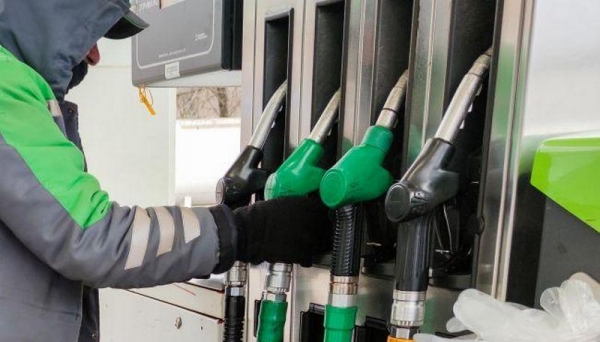 Кабмин обязал АЗС снизить цены на бензин: назван максимум