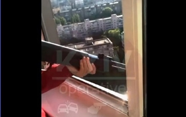 В Киеве стреляли с балкона по воинской части