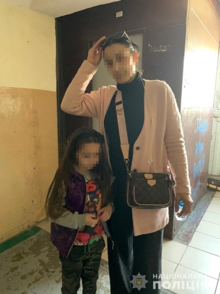 В Киеве женщина увела с детской площадки чужую девочку