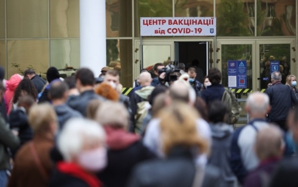 В киевском центре вакцинации привили 1395 человек