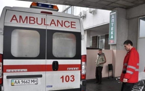 В Киеве семья и прибывшие медики "скорой" отравились неизвестным веществом