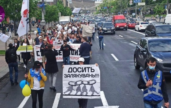 Антипрививочники устроили шествие в центре Киева