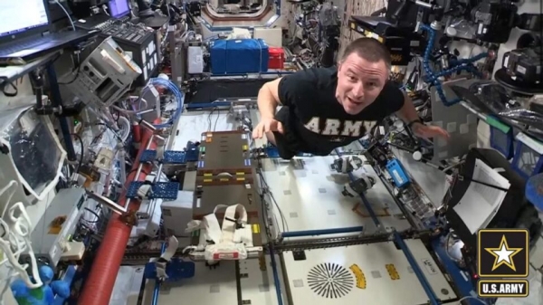 Астронавт попытался пройти фитнес-тест армии США в космосе. Видео