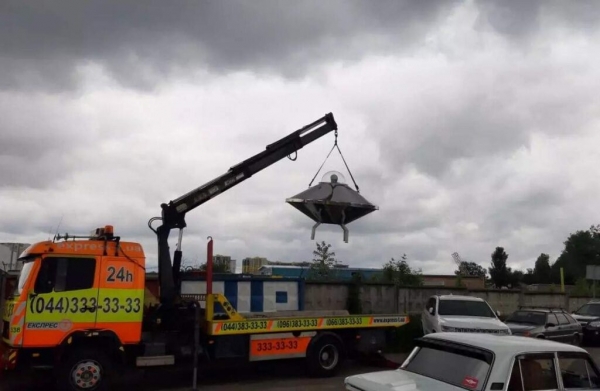 В Киеве на эвакуаторе видели летающую тарелку