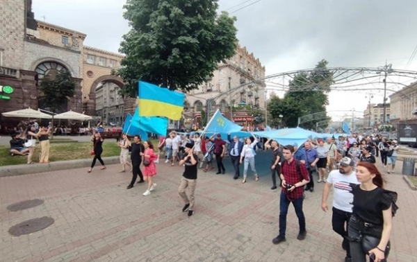 В Киеве прошел марш ко Дню крымскотатарского флага
