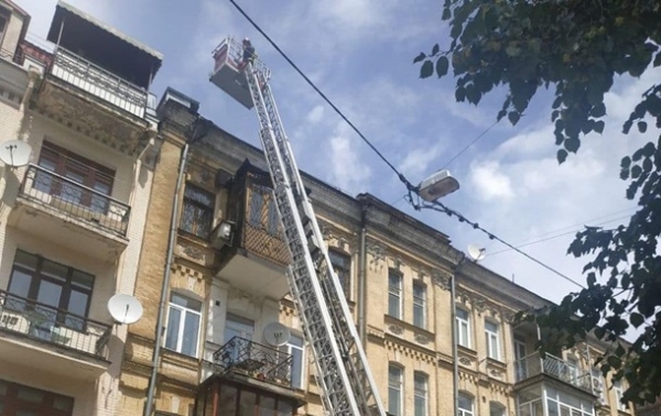 В Киеве тушат пожар в жилом доме