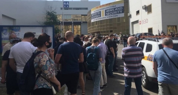 В Киеве образовалась огромная очередь на вакцинацию. Фото