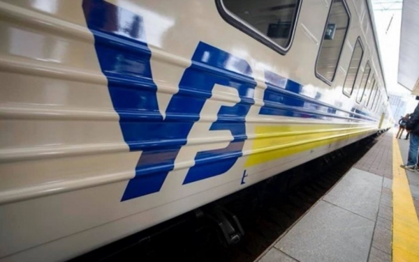 В поезде «Укрзализныци» пассажир упал с верхней полки и умер
