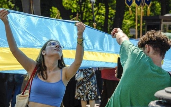 Возле ВР развернули крымскотатарский флаг